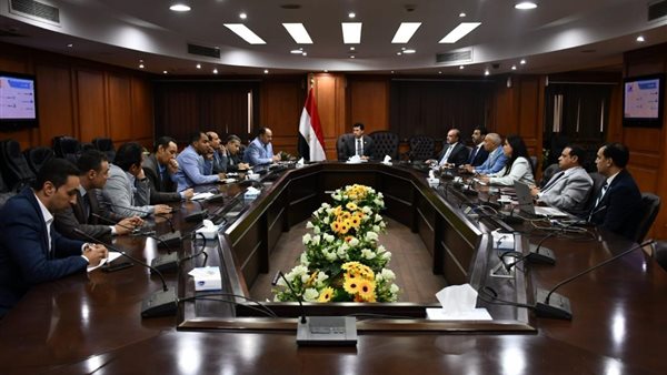 وزير الرياضة يبحث