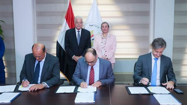 جانب من التوقيع 