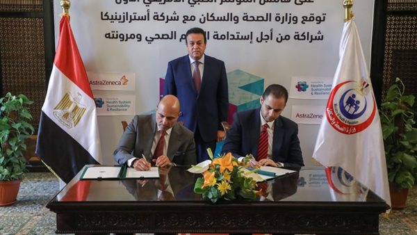 جانب من التوقيع 