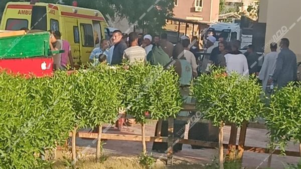 الأهالي أمام المشرحة