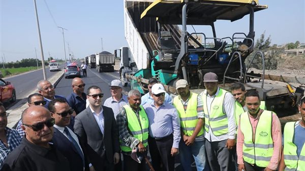 وزير النقل خلال الجولة