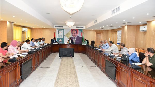 جانب من اجتماع محافظ