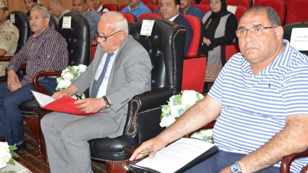 محافظ بورسعيد يناقش