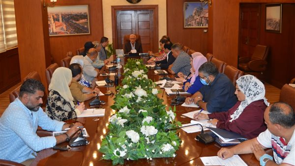 محافظ بورسعيد يناقش