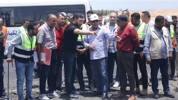 وزير النقل خلال الجولة