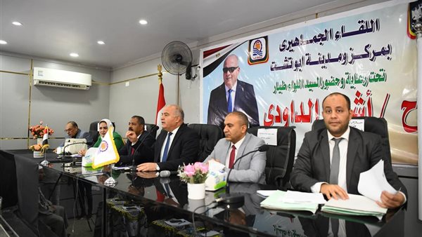  محافظ قنا يبحث شكاوى