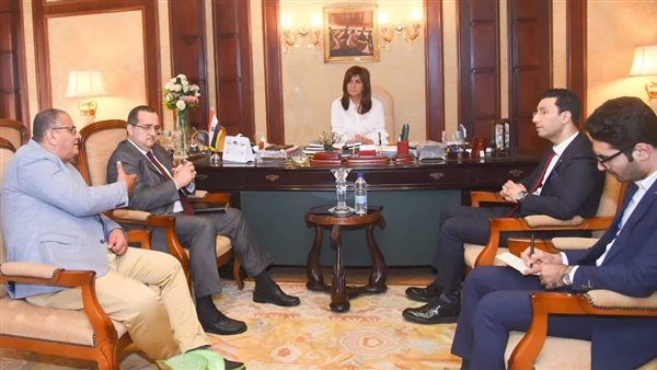 وزيرة الهجرة 