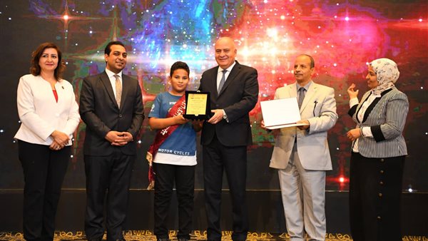 محافظ قنا يكرم أوائل