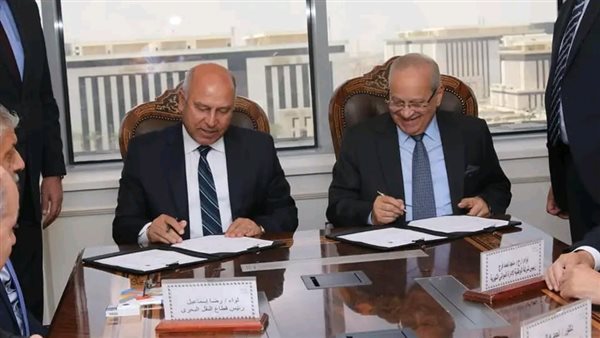 جانب من التوقيع 