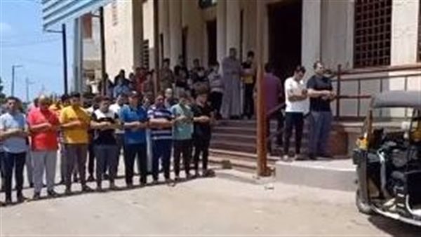 المئات يؤدون صلاة