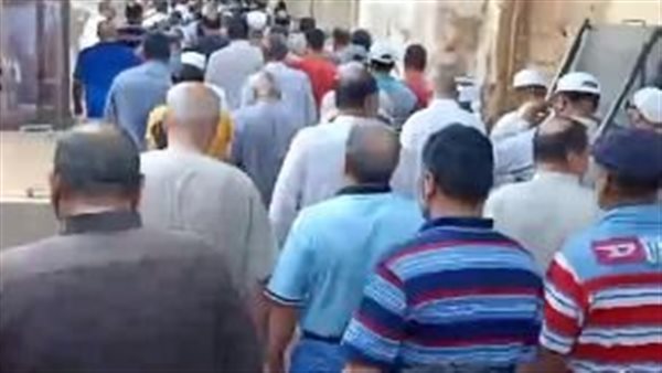 المئات يشيعون الجثمان