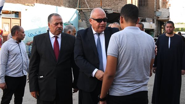 محافظ قنا يقدم واجب