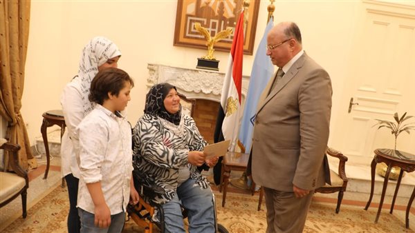 محافظ القاهرة يسلم