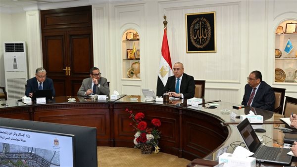 وزير الإسكان خلال