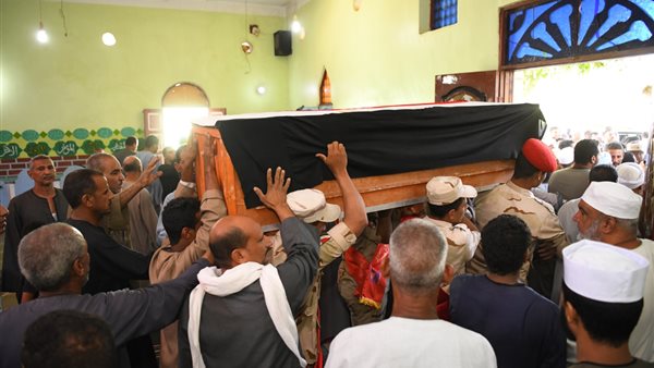 محافظ قنا يؤدي صلاة