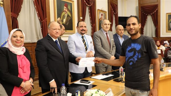 محافظ القاهرة يكرم