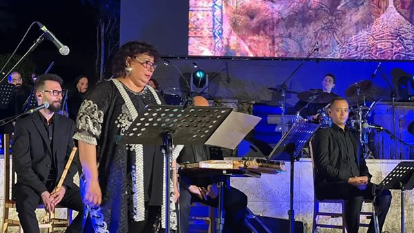 وزيرة الثقافة تعزف