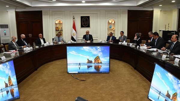 وزير الإسكان خلال