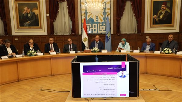 محافظ القاهرة خلال