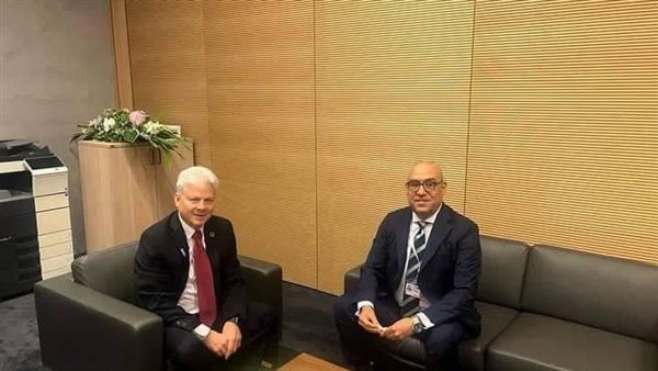 وزير الإسكان خلال