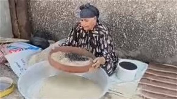 السيدة أثناء عملها