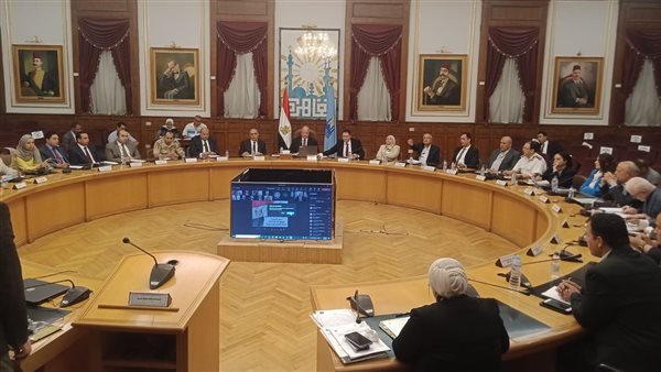 محافظ القاهرة خلال