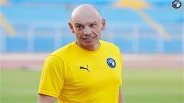 تاكيس جونياس المدير