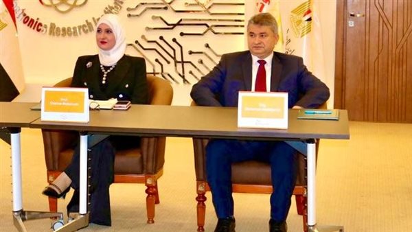 جانب من التوقيع 