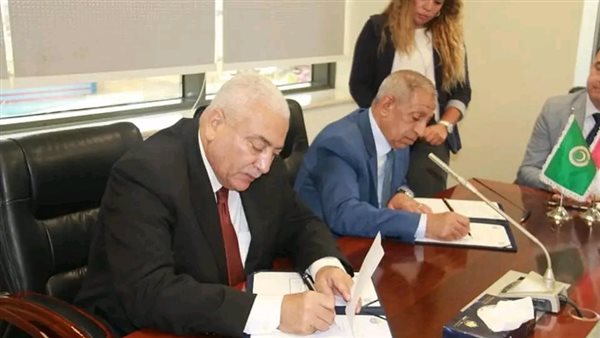 جانب من التوقيع 