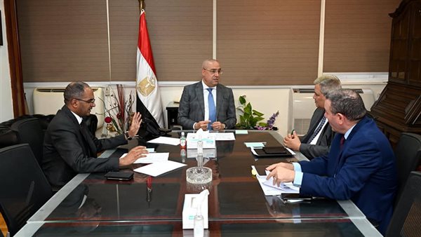 وزير الاسكان خلال