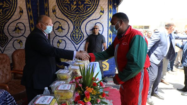 محافظ القاهرة بتوزيع