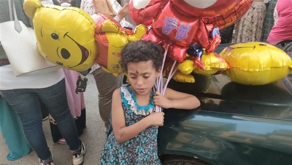 صرخة طفلة بصلاة العيد..ماما