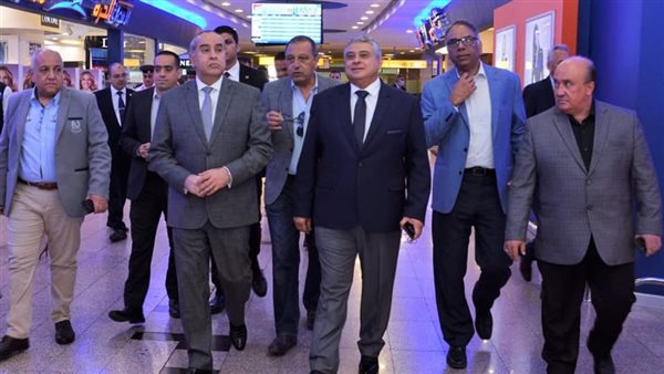 وزير الطيران يتابع