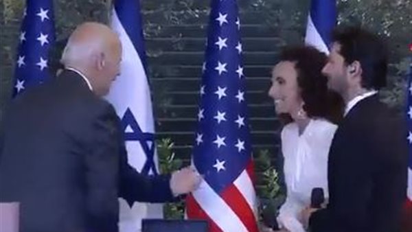 بايدن والمغنية الاسرائيلية