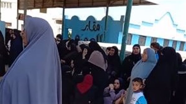 تجمع أهالي القرية