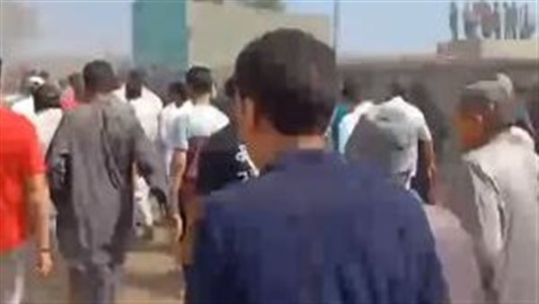 احتشاد أهالي القرية