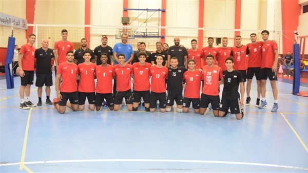 وزير الرياضة مع لاعبي