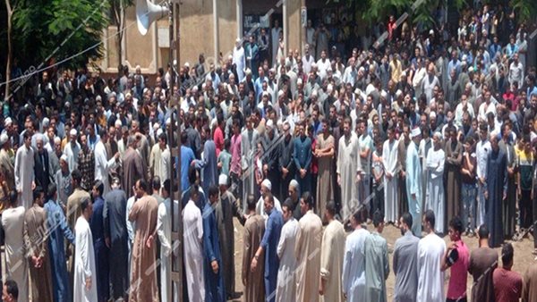 الآلاف يؤدون صلاة