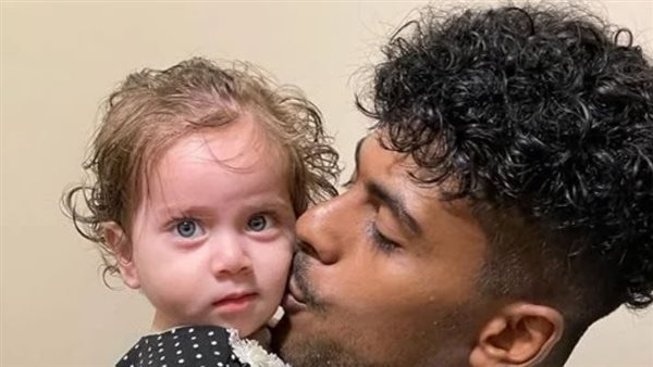 عفروتو والطفلة