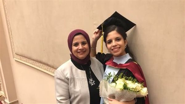 الدكتورة سميرة وابنتها