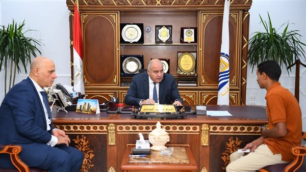 لقاء محافظ قنا بالمواطنين