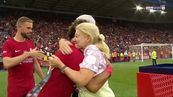 محمد صلاح يحتضن رئيسة