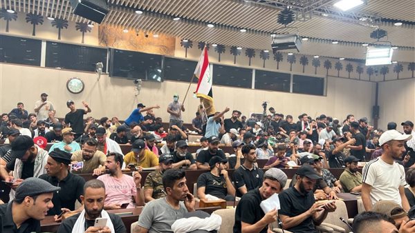 المتظاهرون في مبنى