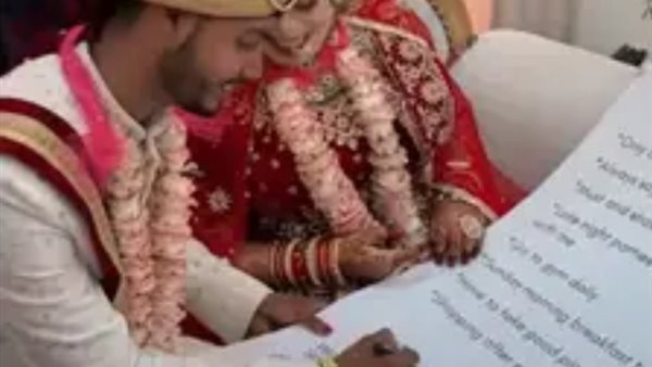 العروسان خلال التوقيع