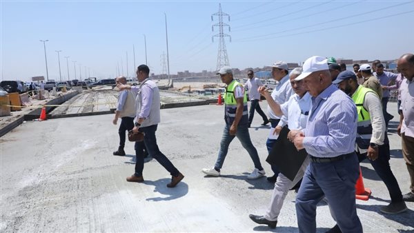 وزير النقل خلال الجولة