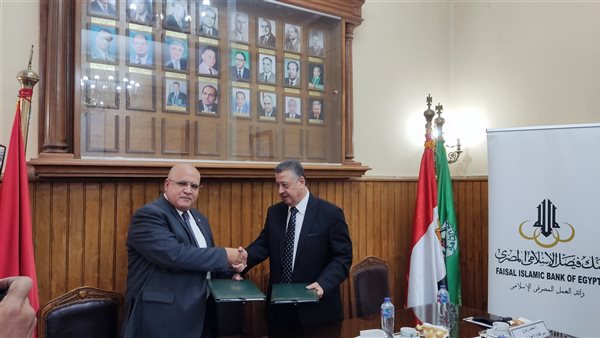 جانب من التوقيع 