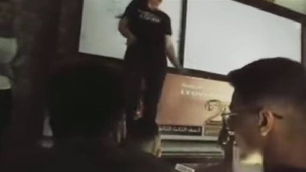 معلمة فلسفة تثير