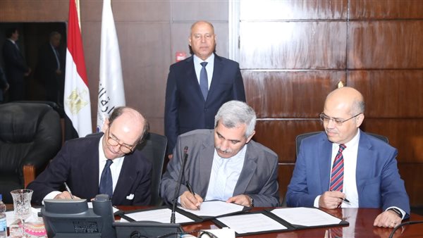 جانب من مراسم التوقيع