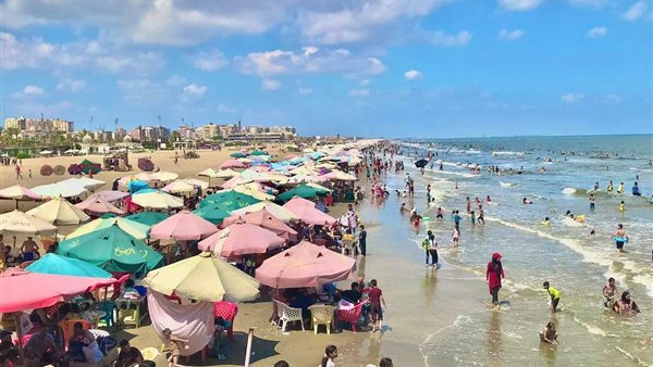  إقبال كبير من المصطافين