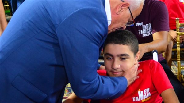 المحافظ يناقش مع